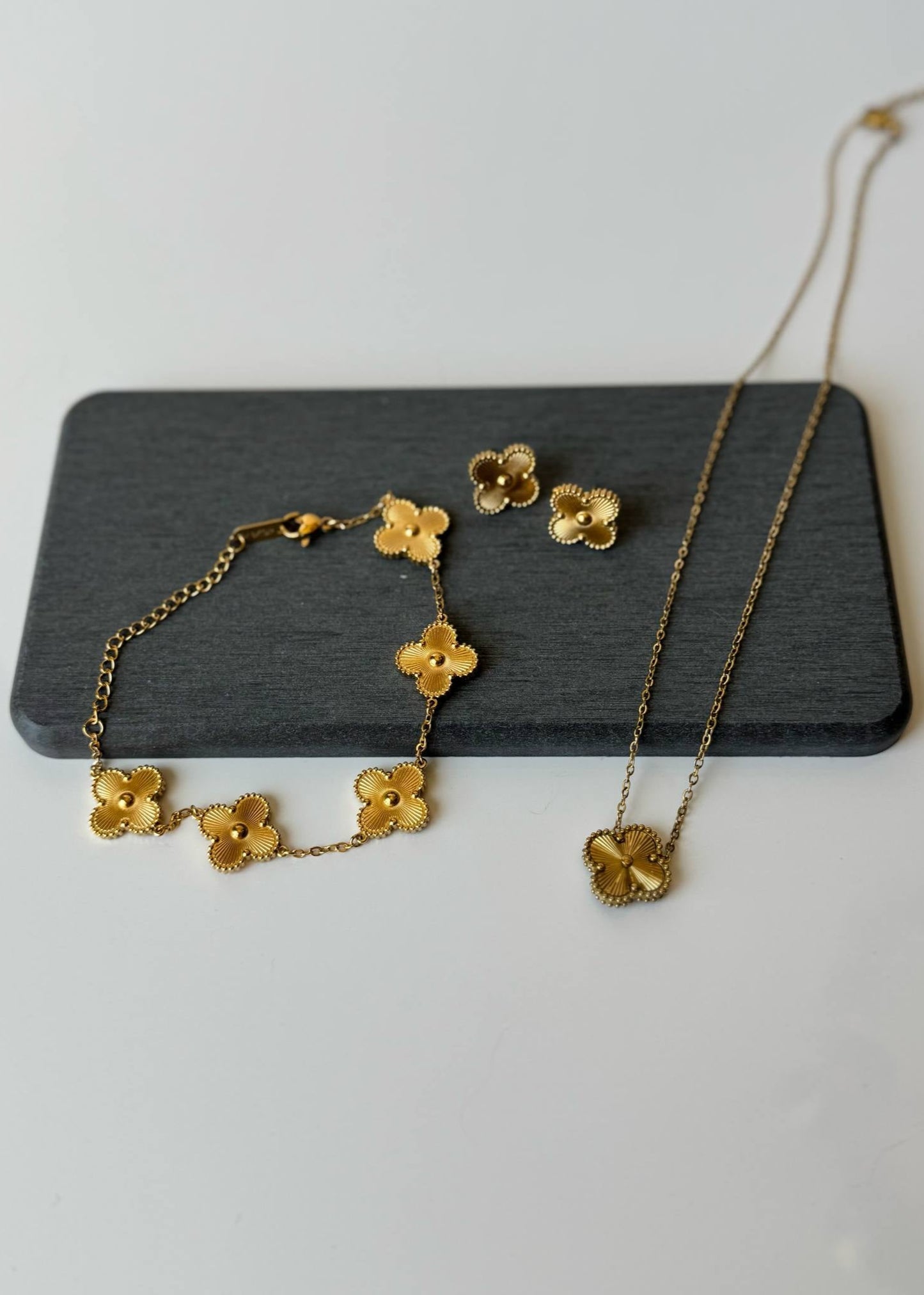 Elton Pendant Necklace