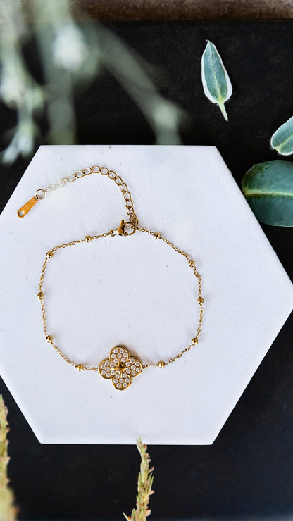 VEITA Jewelry Clover Bracelet featuring sparkling zircon clover stones on a delicate gold chain