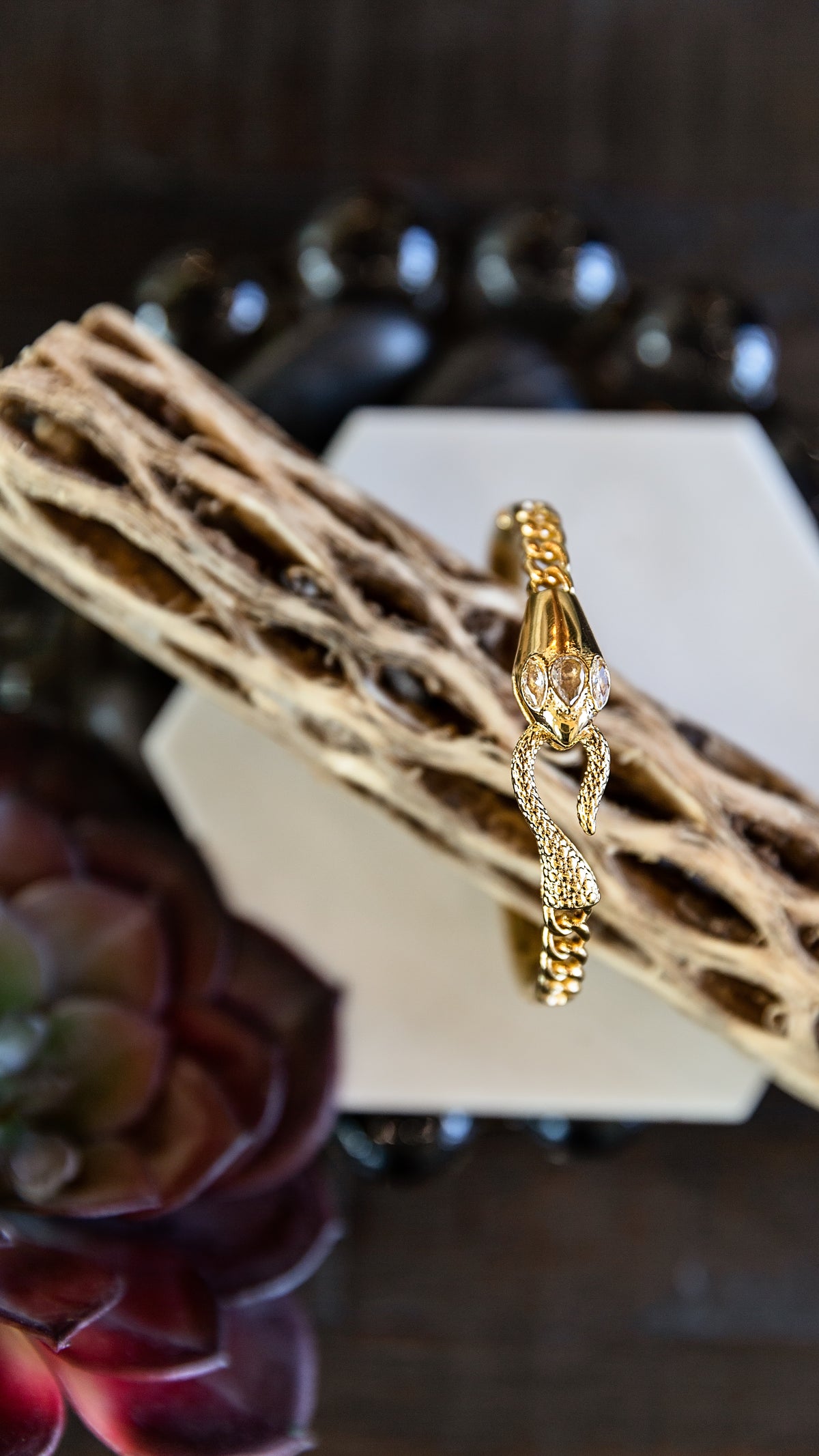 VEITA Jewelry Ouro Bangle featuring an intricate woven multi-strand gold design